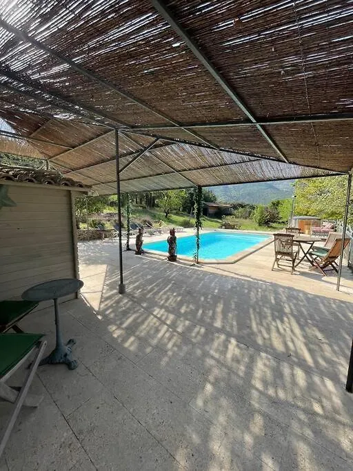 Gites Bois-Mariage Veaux 0*,  France