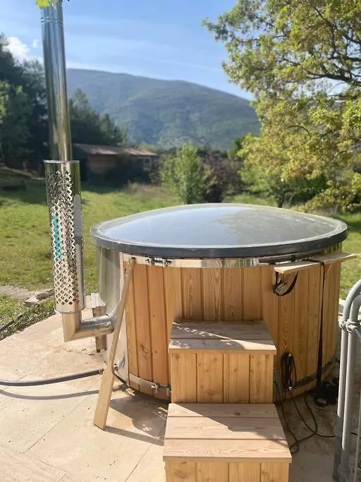 Gites Bois-Mariage Veaux 0*,  France