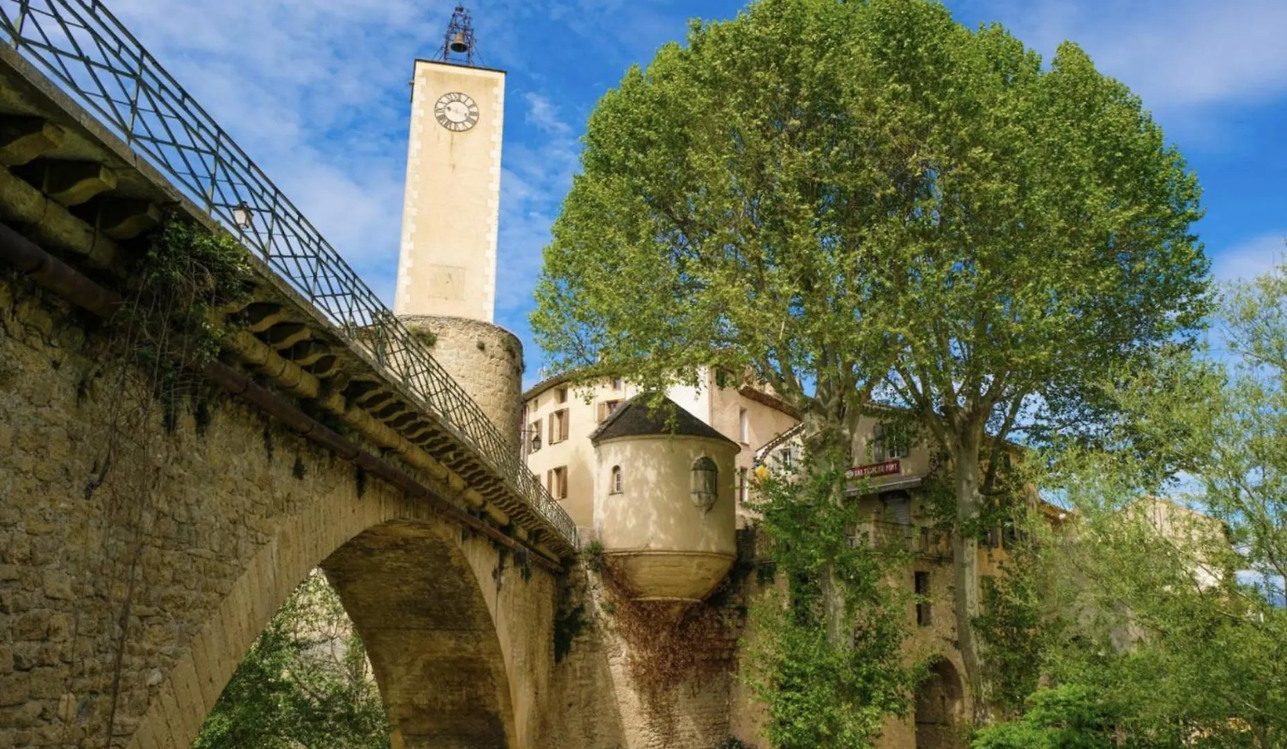 Gites Bois-Mariage Veaux 0*,  France